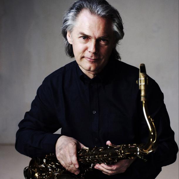 Quelle: https://www.bellarte-muenchen.de/images/upload/bilder/new2006jan-garbarekseatingwithhorn-1.jpg